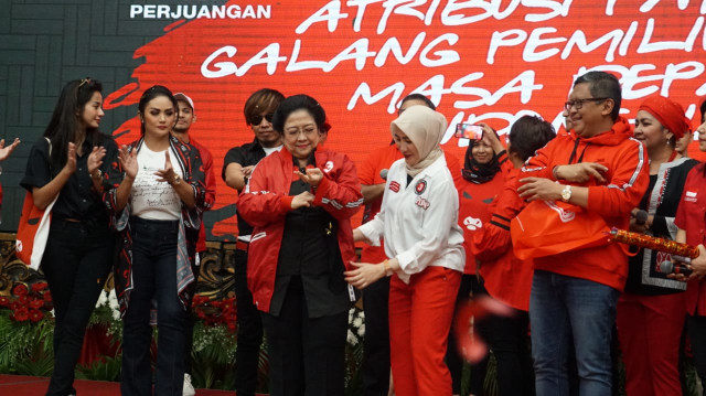 Ketum PDI-P, Megawati Soekarnoputri, mengenakan pakaian Atribut kampanye di DPP PDI Perjuangan sekaligus peluncuran Tagline Kampanye dan Atribut Milenial, Jakarta, Kamis (20/9/2018). (Foto: Helmi Afandi Abdullah/kumparan)