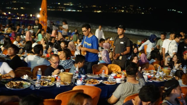 kumparan makan malam di pantai Jimbaran (Foto: Jati/kumparan)