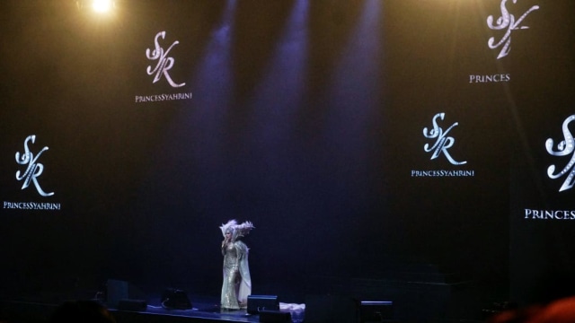 Aksi panggung Syahrini pada Konser 10 Tahun Jambul Khatulistiwa, Journey of Syahrini, Kamis (20/8/18). (Foto: Helmi Afandi/kumparan)