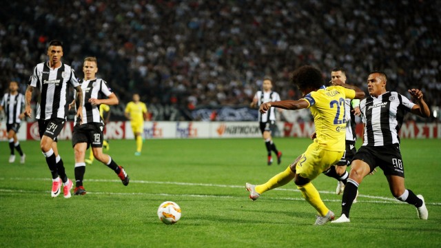 Proses gol Willian ke gawang PAOK Thessaloniki pada matchday I Grup L Liga Europa 2018/19 . (Foto: Reuters/John Sibley)