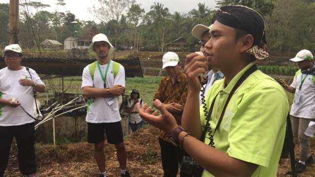 Sugeng Handoko menjelaskan sumber air Kalikenteng (Foto: Sabar/kumparan)