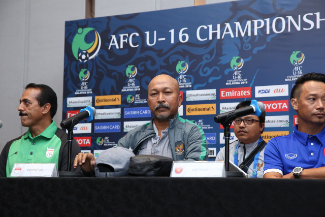 Pelatih Timnas Indonesia U-16, Fakhri Husaini (tengah), saat melakukan pre-match press conference di Kuala Lumpur, Malaysia. (Foto: Dok. AFC)