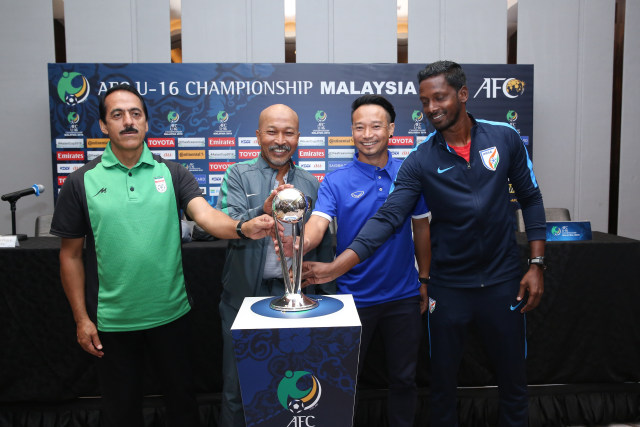 Pelatih Timnas Indonesia U-16, Fakhri Husaini (kedua dari kiri), berfoto bersama pelatih Iran, Vietnam, dan India memegang trofi Piala Asia U-16 di Kuala Lumpur, Malaysia. (Foto: Dok. AFC)
