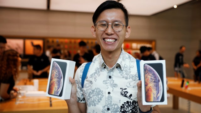 Daniel Lim dari Singapura, pertama dalam antrean untuk membeli iPhone yang baru dirilis di Apple Store di Singapura. (Foto: REUTERS/Edgar Su)