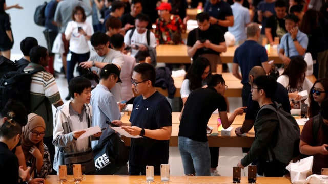 Pelanggan melihat iPhone XS dan iPhone XS Max yang baru diluncurkan di Apple Store di Singapura. (Foto: REUTERS/Edgar Su)