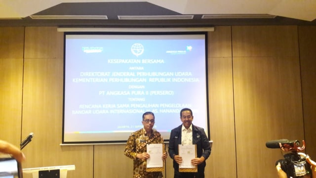 Plt.Direktur Jenderal Perhubungan Udara Praminto (kiri) dan Dirut Angkasa Pura II M. Awaluddin (kanan) dalam penandatanganan MOU terkait Bandara Hanandjoeddin Belitung. (Foto: Elsa Toruan/kumparan)