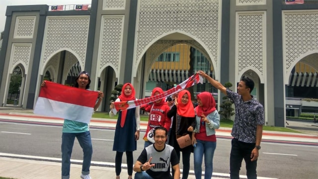 Suporter Indonesia sudah berdatangan di Stadion Bukit Jalil, Kuala Lumpur, Malaysia, sejak siang hari.  (Foto: Haikal Pasya/kumparan)