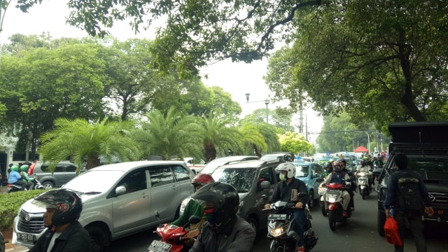 Suasana arus lalu lintas depan KPU jelang pengundian nomor urut capres dan cawapres. (Foto: Adim Mugni M/kumparan)