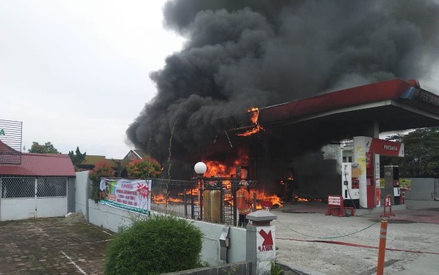 Kebakaran Terjadi di SPBU Padang Saat Pengendara Tengah Antre 
