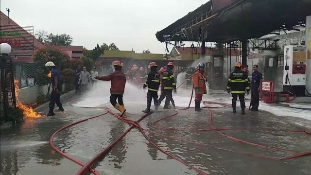 Petugas Damkar Nyaris Terbakar Saat Padamkan Api di SPBU Padang
