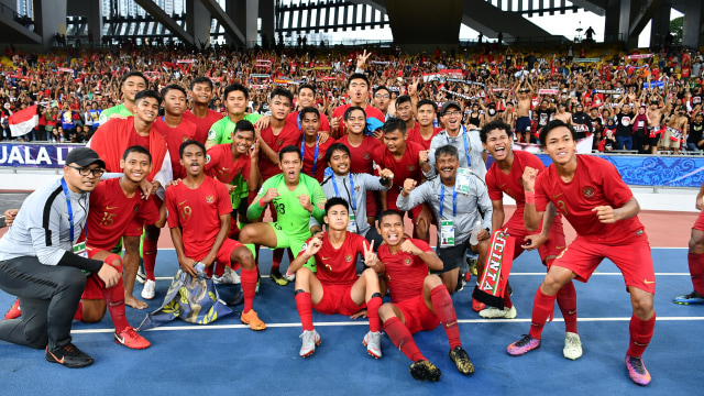 Skuat Timnas Indonesia U-16 merayakan kemenangan atas Iran U-16 di Stadion Nasional Bukit Jalil, Kuala Lumpur, Malaysia, Jumat (21/9). Foto: Dok. AFC