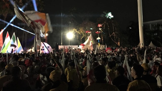 Suasana massa pendukung Jokowi di tugu proklamasi. (Foto: Darin Atiandina/kumparan)