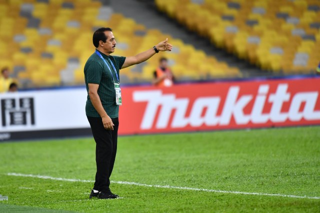 Pelatih Iran U-16, Abbas Chamanian, memberikan instruksi dari tepi lapangan saat menghadapi Timnas Indonesia U-16 di Stadion Nasional Bukit Jalil, Kuala Lumpur, Malaysia, Jumat (21/9). (Foto: Adam Aidil/2018 Asian Football Confederation (AFC))