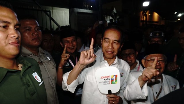 Jokowi - Ma'ruf amin keluar dari gedung KPU RI sambil menunjukkan salam 1 jari. (Foto: Helmi/kumparan)