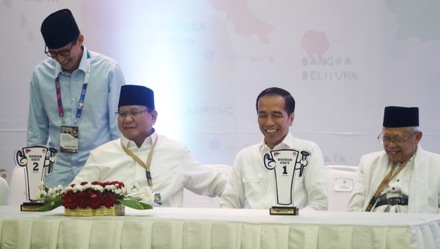 Jokowi-Ma'ruf Amin dan Prabowo-Sandi di KPU. (Foto: Irfan Adi Saputra/kumparan)