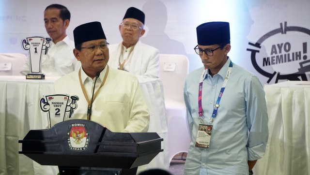 Jokowi-Ma'ruf dan Prabowo-Sandi di pengundian dan penetapan nomor urut pasangan calon presiden dan wakil presiden pemilihan umum tahun 2019 di KPU. (Foto: Irfan Adi Saputra/kumparan)