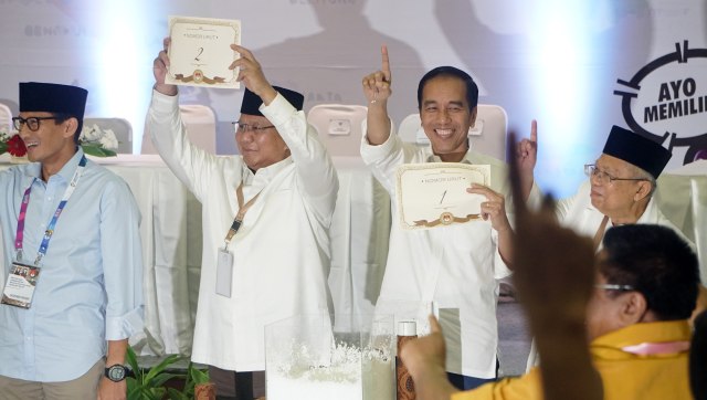Jokowi-Ma'ruf dan Prabowo-Sandi di pengundian dan penetapan nomor urut pasangan calon presiden dan wakil presiden pemilihan umum tahun 2019 di KPU. (Foto: Irfan Adi Saputra/kumparan)