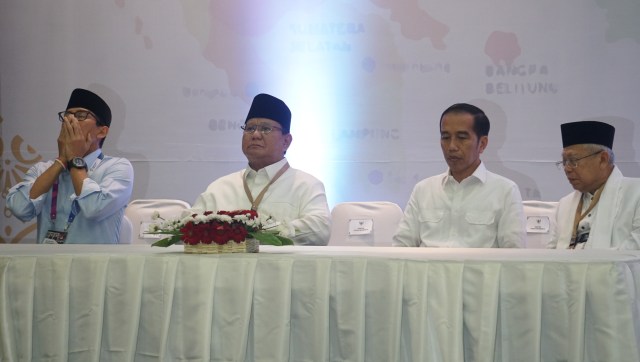 Jokowi-Ma'ruf dan Prabowo-Sandi di pengundian dan penetapan nomor urut pasangan calon presiden dan wakil presiden pemilihan umum tahun 2019 di KPU. (Foto: Irfan Adi Saputra/kumparan)