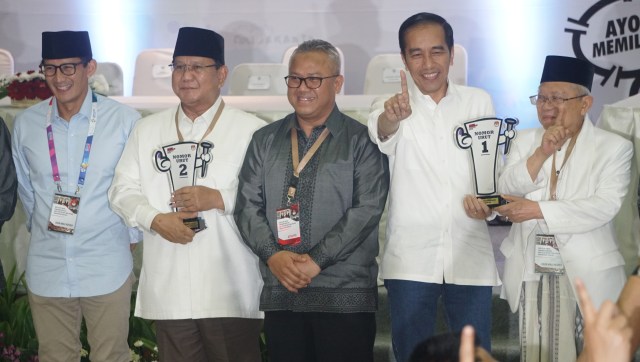 Jokowi-Ma'ruf dan Prabowo-Sandi di pengundian dan penetapan nomor urut pasangan calon presiden dan wakil presiden pemilihan umum tahun 2019 di KPU. (Foto: Irfan Adi Saputra/kumparan)