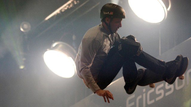 Tony Hawk bermain skateboard. (Foto: AFP/Joel Saget)