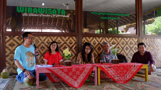 Executive Vice President Corporate Social Responsibility BCA, Inge Setiawati (tengah) saat memaparkan soal desa binaan. (Foto: Resya Firmansyah/kumparan)