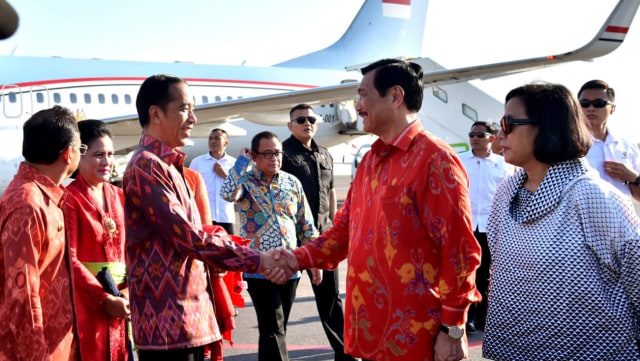 Saat Jokowi bersalaman dengan Luhut Binsar Pandjaitan bersama Menteri Keuangan Sri Mulyani (kanan), Sabtu (22/9/2018). (Foto: Dok. Biro Pers Setpres)