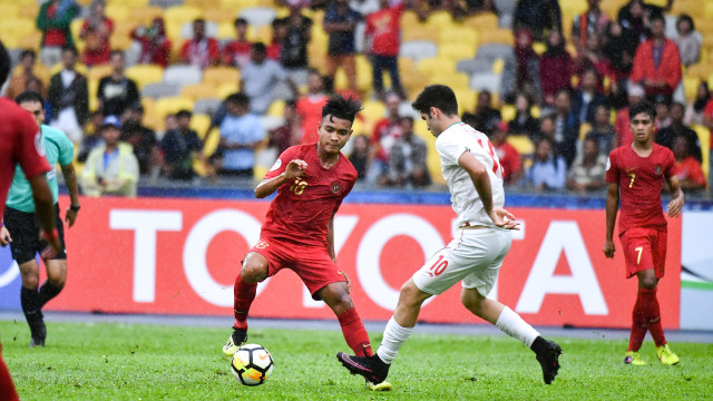 Gelandang Timnas U-16, Brylian Negiehta (merah), saat berlaga melawan Iran U-16 di Stadion Nasional Bukit Jalil, Kuala Lumpur, Malaysia, Jumat (21/9). (Foto: Adam Aidil/AFC)