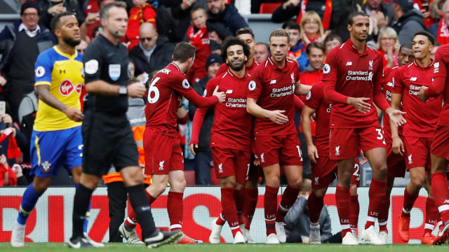 Para pemain Liverpool merayakan gol yang dicetak oleh Mohamed Salah pada laga melawan Southampton. (Foto:  REUTERS/Phil Noble)