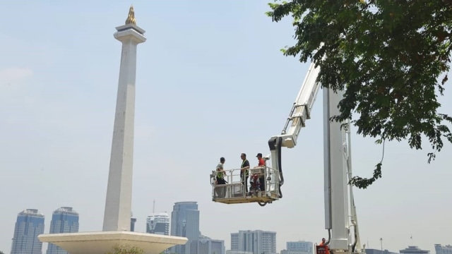 Dinas Damkar DKI Siapkan Bronto Skylift di Monas. (Foto: Instagram/@aniesbaswedan)