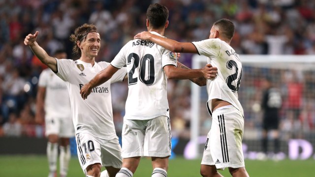 Para pemain Real Madrid merayakan gol Marco Asensio yang dicetak ke gawang Espanyol pada ajang La Liga 2018/19. (Foto: REUTERS/Susana Vera)