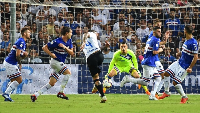 Nainggolan mencetak gol ke gawang Sampdoria yang akkhirnya dibatalkan wasit. (Foto: AFP/Alberto Pizzoli)