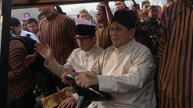 Prabowo dan Sandi memulai karnaval deklarasi kampanye damai. (Foto:  Fanny Kusumawardhani/kumparan)