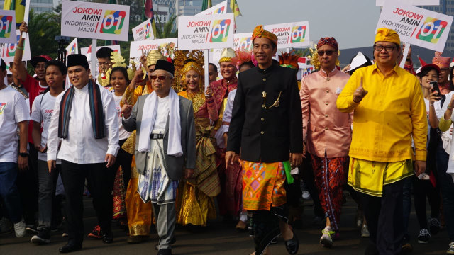 Jokowi dan Ma'ruf Amin berjalan kaki dengan pendukungnya saat deklarasi kampanye damai. Foto: Yudhistira Amran Saleh/kumparan