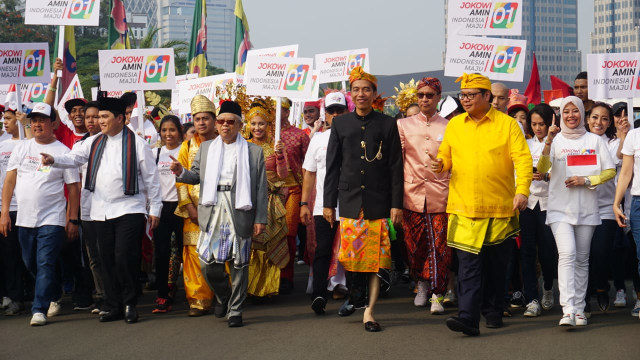 Jokowi dan Ma'ruf Amin berjalan kaki dengan pendukungnya saat deklarasi kampanye damai. (Foto: Yudhistira Amran Saleh/kumparan)
