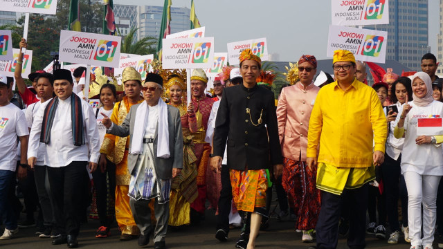 Jokowi dan Ma'ruf Amin berjalan kaki dengan pendukungnya saat deklarasi kampanye damai. (Foto: Yudhistira Amran Saleh/kumparan)