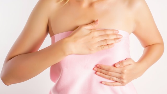 Ilustrasi memerah ASI dengan payudara. Foto: Shutterstock