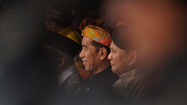 Jokowi (kiri) dan Prabowo (kanan) di Monas, Jakarta, Minggu (23/9/2018). (Foto: Fanny Kusumawardhani/kumparan)