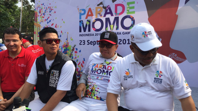 Menteri Pemuda dan Olahraga RI, Imam Nahrawi (tengah) ikuti parade Momo Asian Para Games 2018, Jakarta, Minggu (23/9/2018). (Foto: Moh Fajri/kumparan)