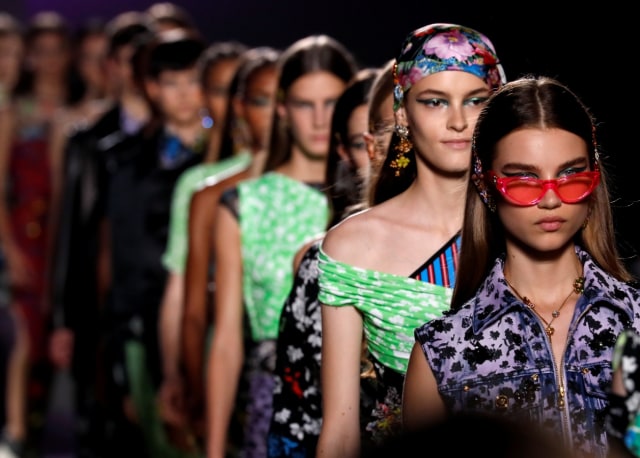 Versace tampilkan Ready-to-Wear dengan dominasi warna cerah dan motif print. (Foto: REUTERS/Stefano Rellandini)