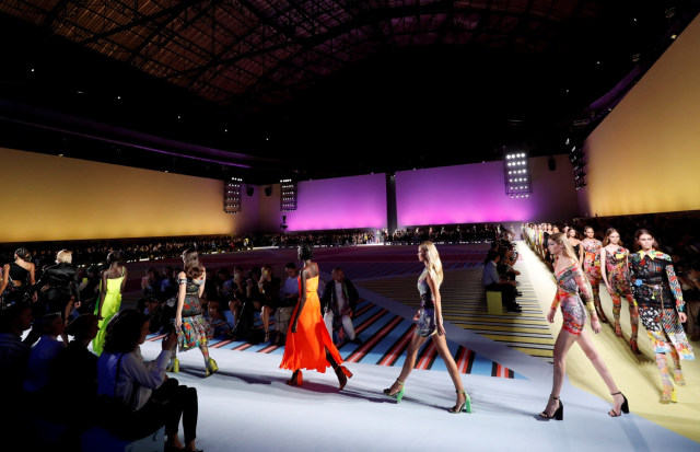 Versace tampilkan Ready-to-Wear dengan dominasi warna cerah dan motif print. (Foto: REUTERS/Stefano Rellandini)
