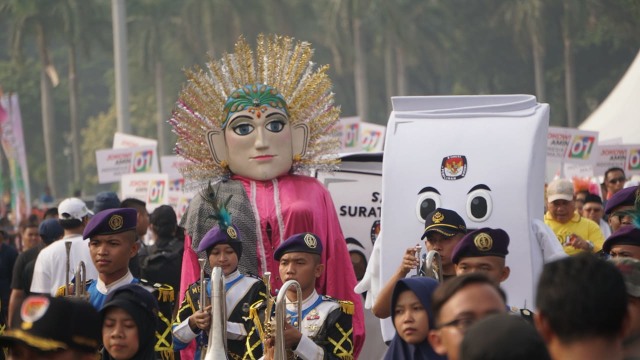 Sejumlah partai politik mengikuti karnaval deklarasi kampanye damai pemilu 2019 di Monas, Jakarta, Minggu (23/9). (Foto: Fanny Kusumawardhani/kumparan)