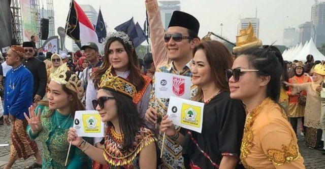 Sejumlah partai politik mengikuti karnaval deklarasi kampanye damai pemilu 2019 di Monas, Jakarta, Minggu (23/9). (Foto: Instagram/@diaz.hendropriyono)