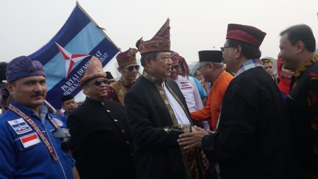 Susilo Bambang Yudhoyono (SBY) bersama anggota Partai Demokrat di Tugu Monas, Jakarta, Minggu (23/9/2018). (Foto: Fanny Kusumawardhani/kumparan)