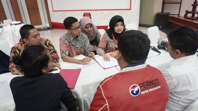 Perwakilan Partai Perindo tiba di KPU melaporkan Dana Kampanye Pemilu 2019, Minggu (23/9/2018). (Foto: Iqbal Firdaus/kumparan)