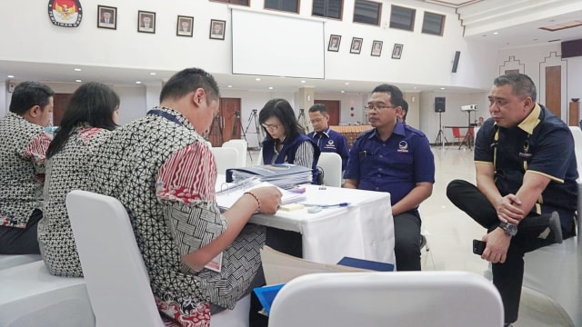Perwakilan Partai Nasdem tiba di KPU melaporkan Dana Kampanye Pemilu 2019, Minggu (23/9/2018). (Foto: Iqbal Firdaus/kumparan)