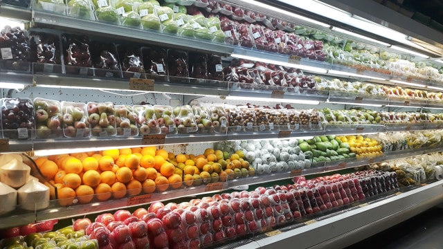 Buah-buah di toko Total Buah Segar, Sarinah, Jakarta Pusat, Minggu (23/9/2018). (Foto: Ema Fitriyani/kumparan)