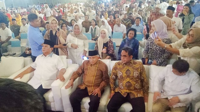 Prabowo (kiri), Amien Rais (tengah) dan Ahmad Muzani (kanan) di Smesco, Minggu (23/9/2018). (Foto: Rian/kumparan)