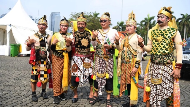 Romahurmuziy (tiga kiri) saat karnaval deklarasi kampanye damai, Jakarta, Minggu (23/09/2018). (Foto: Dok. Romy)