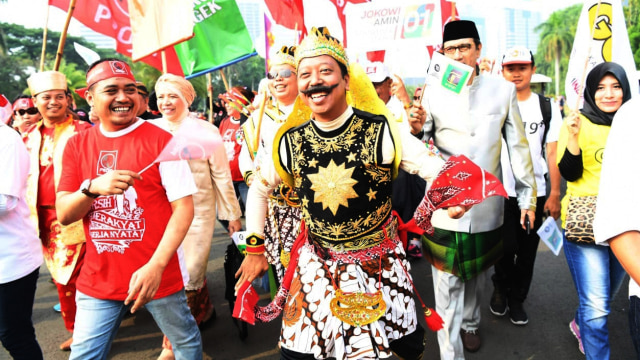 Romahurmuziy (tengah) saat karnaval deklarasi kampanye damai, Jakarta, Minggu (23/09/2018). (Foto: Dok. Romy)