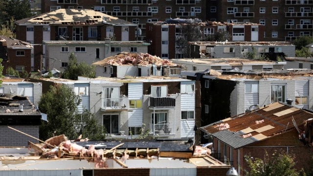 Kondisi bangunan yang hancur setelah tornado menghantam Kota Gatineau, Quebec, Kanada. (Foto: REUTERS/Chris Wattie)